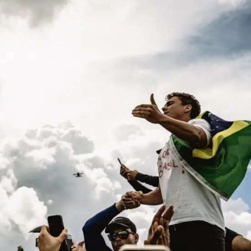 Nikolas Ferreira recebe ordem da Polícia Federal de usar colete à prova de balas na rota para Brasília