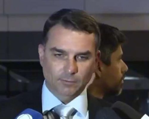Flávio Bolsonaro se reúne com Moraes para pedir prisão domiciliar do ex-presidente após agravamento de saúde
