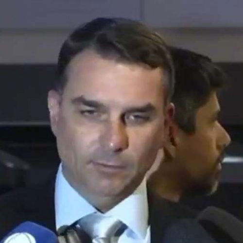 Flávio Bolsonaro se reúne com Moraes para pedir prisão domiciliar do ex-presidente após agravamento de saúde