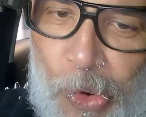 Cantor que ‘fez o L’ e foi preso em aeroporto com drogas ironiza: ‘Graças à bendita Lei Ruaneta fui liberado impune’