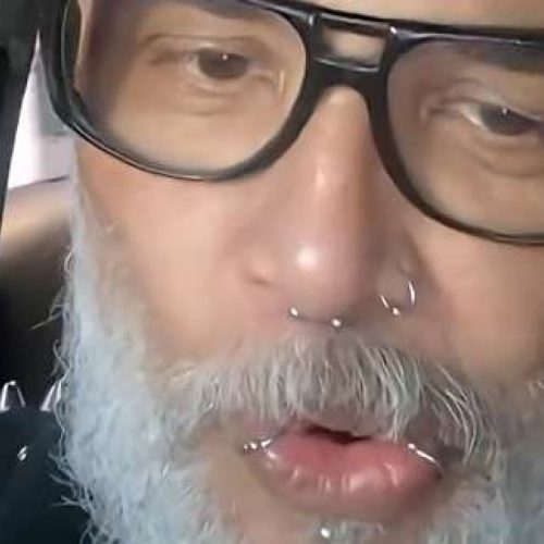 Cantor que ‘fez o L’ e foi preso em aeroporto com drogas ironiza: ‘Graças à bendita Lei Ruaneta fui liberado impune’