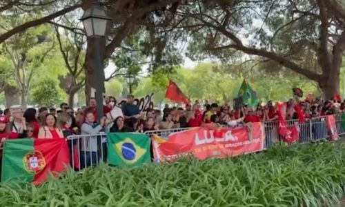 Lula chega a Portugal e é recebido com forte protesto contra corrupção; veja o vídeo!