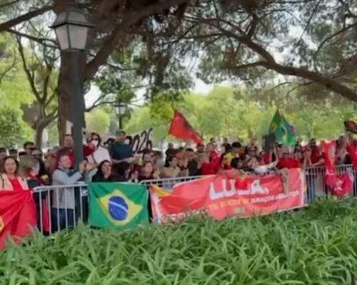 Lula chega a Portugal e é recebido com forte protesto contra corrupção; veja o vídeo!