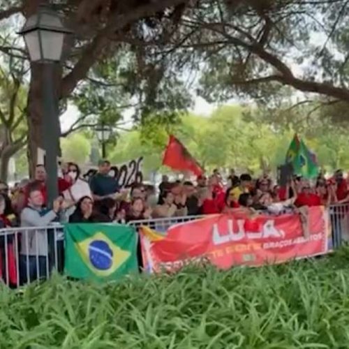Lula chega a Portugal e é recebido com forte protesto contra corrupção; veja o vídeo!