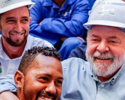 Escola de samba transforma desfile em palanque pró-Lula com dinheiro público e faz apologia a condenado