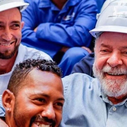 Escola de samba transforma desfile em palanque pró-Lula com dinheiro público e faz apologia a condenado