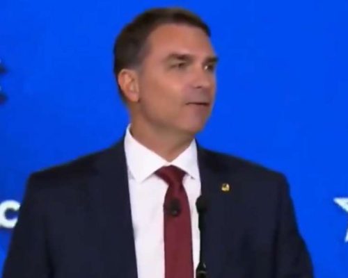 Braço-direito de Trump detona perseguição judicial contra Flávio Bolsonaro: “Manual de judicialização armamentizada”