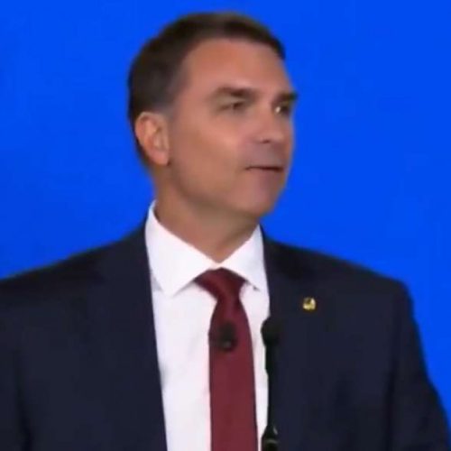 Braço-direito de Trump detona perseguição judicial contra Flávio Bolsonaro: “Manual de judicialização armamentizada”