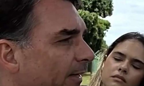 FLÁVIO BOLSONARO DENUNCIA TORTURA PSICOLÓGICA DIÁRIA NA CELA DO PAI (VEJA O VÍDEO)