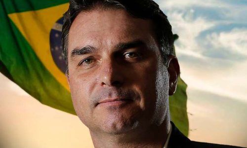 Flávio Bolsonaro lidera corrida presidencial e reage com maturidade: “Vamos libertar o Brasil”
