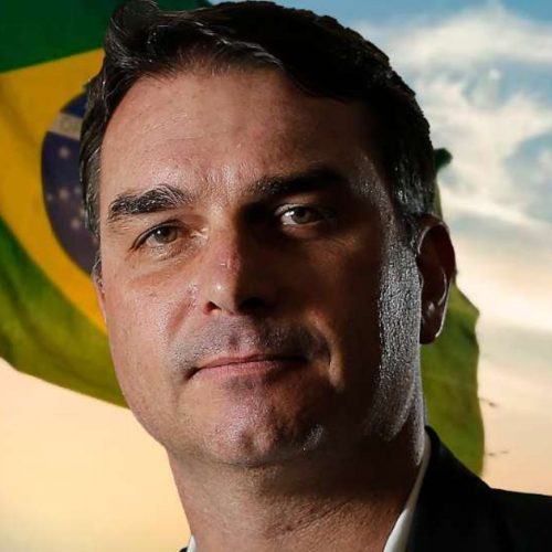 Flávio Bolsonaro lidera corrida presidencial e reage com maturidade: “Vamos libertar o Brasil”