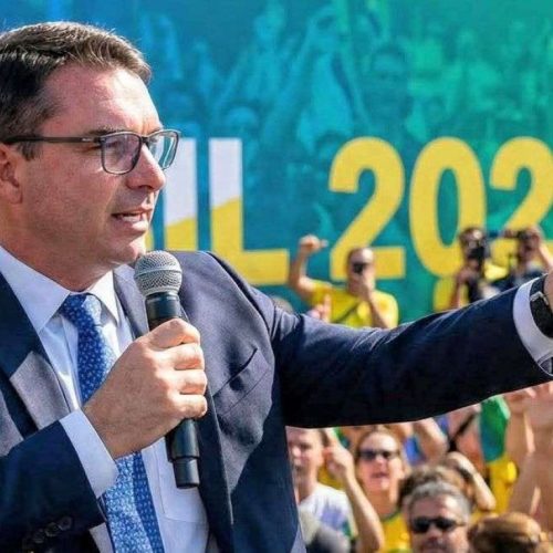 Flávio Bolsonaro prepara ofensiva nacional na TV: aparecerá em todas as inserções regionais do PL antes das eleições