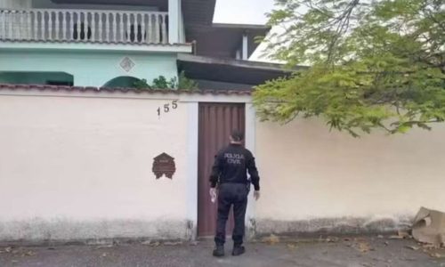 Com a polícia na porta, casal se desespera e tenta se livrar das provas jogando pela janela
