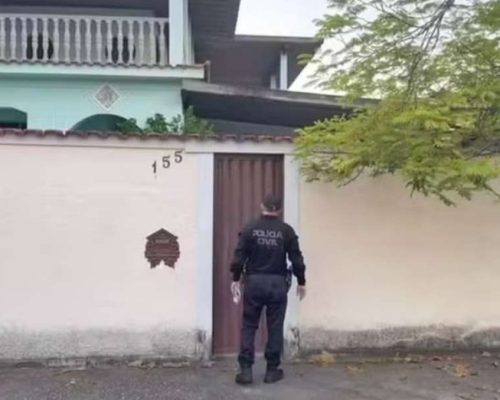 Com a polícia na porta, casal se desespera e tenta se livrar das provas jogando pela janela