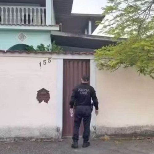 Com a polícia na porta, casal se desespera e tenta se livrar das provas jogando pela janela