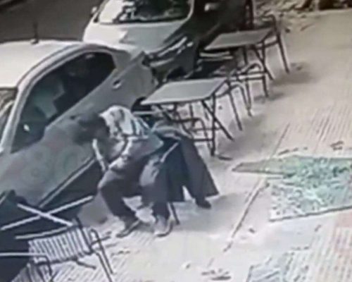 Placa de vidro despenca do 4º andar e fere cliente de cafeteria (Veja o vídeo)