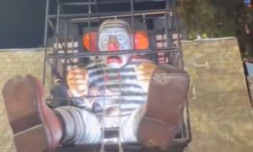 Imagens do bizarro desfile em homenagem a Lula que ofende Bolsonaro