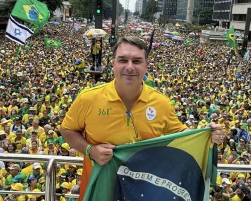 Surgem as primeiras camisetas em apoio a Flávio Bolsonaro para 2026