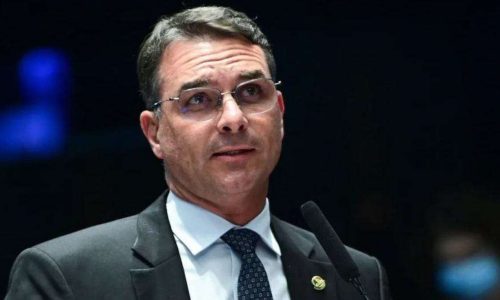 Flávio Bolsonaro aguarda aval do pai para lançar delegado Felipe Curi ao governo do Rio