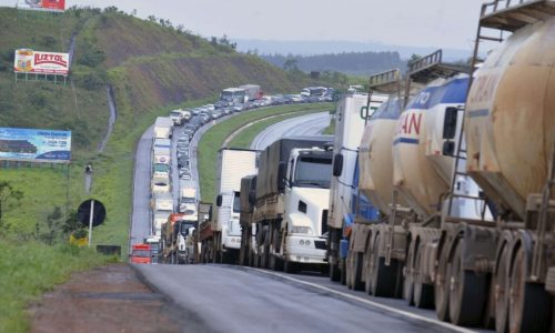 Caminhoneiros alertam Planalto sobre risco de paralisação nacional por disparada no diesel