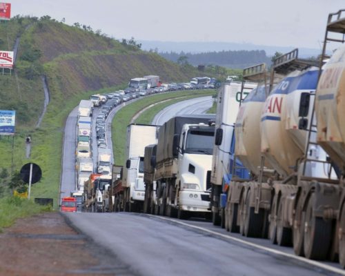 Caminhoneiros alertam Planalto sobre risco de paralisação nacional por disparada no diesel