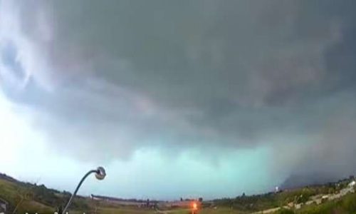 Ciclone extratropical atinge o Sul do Brasil e autoridades emitem alerta para chuvas intensas e ventos fortes