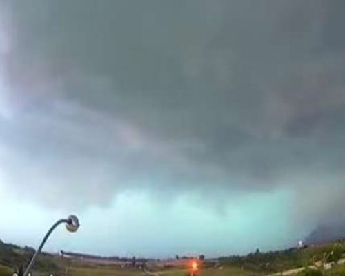 Ciclone extratropical atinge o Sul do Brasil e autoridades emitem alerta para chuvas intensas e ventos fortes