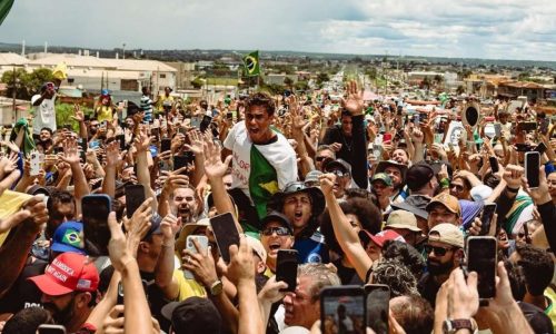 Caminhada pela Liberdade e Justiça chega a Brasília e a chegada ovacionada de Nikolas Ferreira entra para a história (Veja o vídeo)