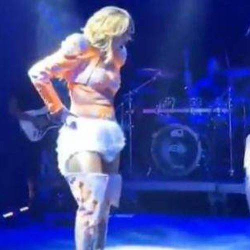 Em pleno show cantora famosa é assediada por fã, que toca em parte íntima (veja o vídeo)