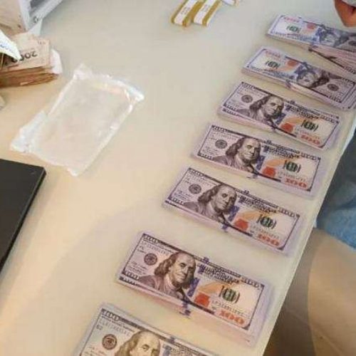 Polícia apreende US$ 40 mil em notas falsas, carro e joias na casa de influenciadora investigada por promover jogos ilegais