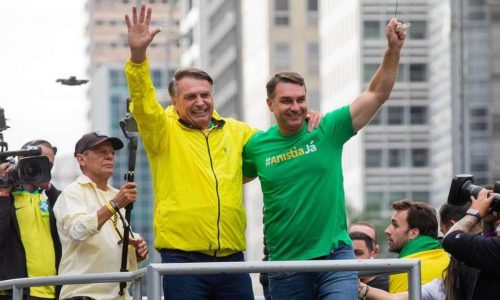 Flávio Bolsonaro mostra firmeza diante de desavenças envolvendo Eduardo e é elogiado por postura presidenciável — Veja o vídeo!
