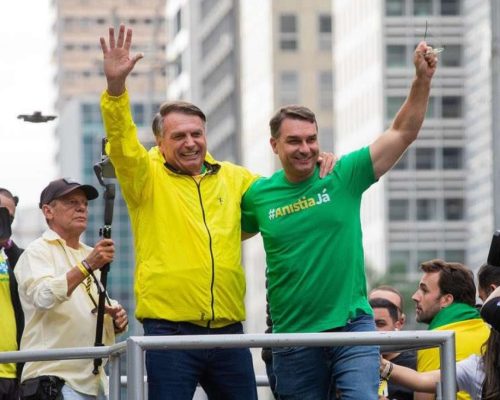 Flávio Bolsonaro mostra firmeza diante de desavenças envolvendo Eduardo e é elogiado por postura presidenciável — Veja o vídeo!