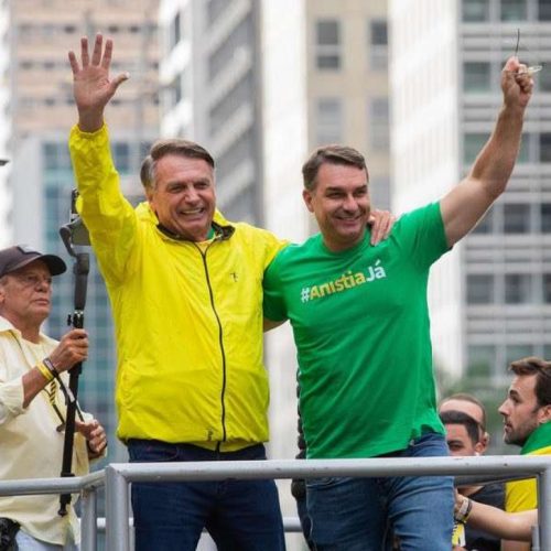 Flávio Bolsonaro mostra firmeza diante de desavenças envolvendo Eduardo e é elogiado por postura presidenciável — Veja o vídeo!