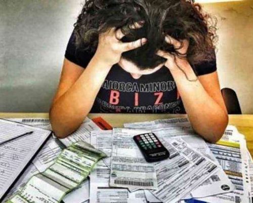 Endividamento das famílias brasileiras atinge recorde histórico no governo Lula: 80,4% estão no vermelho