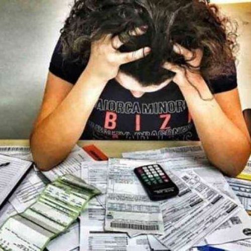 Endividamento das famílias brasileiras atinge recorde histórico no governo Lula: 80,4% estão no vermelho