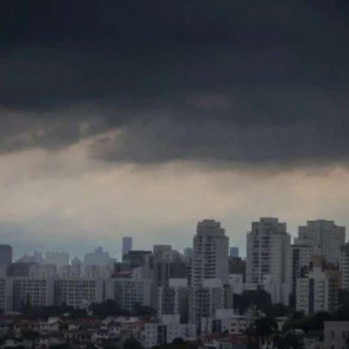 Ciclone se aproxima de várias regiões do país e alerta vermelho é divulgado