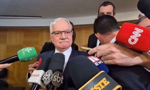 Questionado sobre abuso de autoridade dos ministros, Fachin age covardemente e foge (veja o vídeo!)