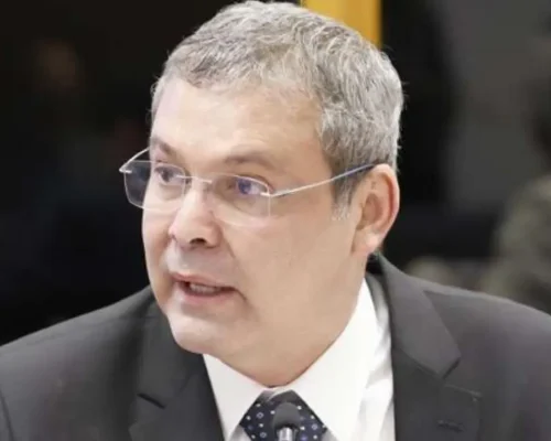 Lindbergh Farias Aciona Flávio Bolsonaro no STF por ‘Intervenção Estrangeira’; Senador Ironiza Denúncia