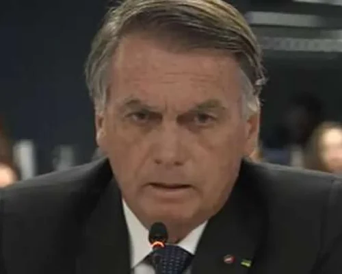 Rachadura à Direita: Articulista Alerta para Anúncio de Bolsonaro e Ataques Internos à Michelle