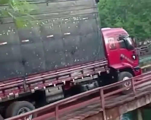 Maranhão: Ponte Vital Desaba sob Caminhão em MA-272 após Meses de Desgaste