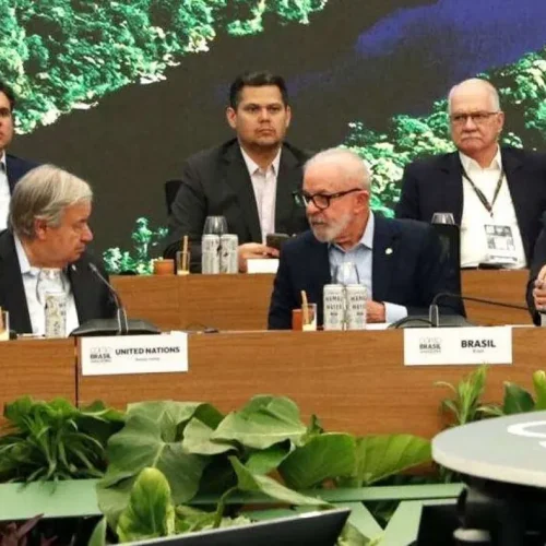 COP30 em Belém: Janja Ocupa Posição Privilegiada, Chefes de Poderes na Segunda Fileira