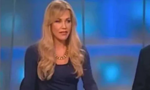 Jornalista Presa no Kansas: Angelynn Mock Mata a Própria Mãe a Facadas