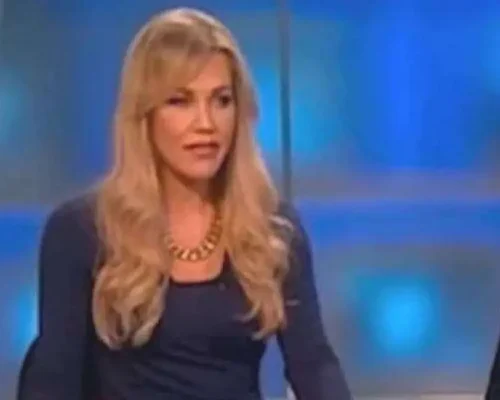 Jornalista Presa no Kansas: Angelynn Mock Mata a Própria Mãe a Facadas