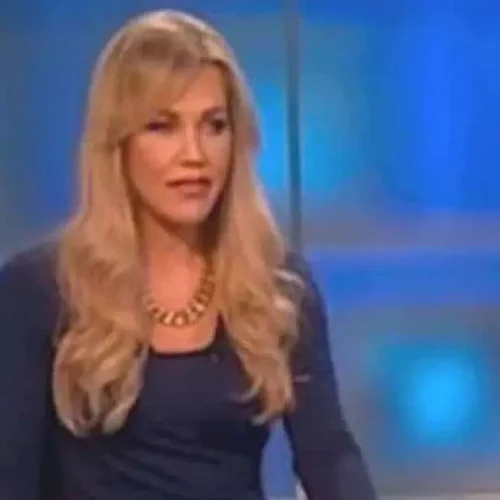 Jornalista Presa no Kansas: Angelynn Mock Mata a Própria Mãe a Facadas