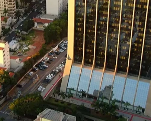 Gigante IBM Corta Milhares de Vagas em Reestruturação Global Focada em IA