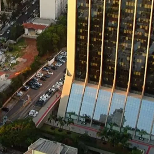 Gigante IBM Corta Milhares de Vagas em Reestruturação Global Focada em IA