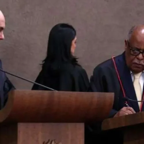 Censura e STF: Coleção de Livros sobre Bastidores do Poder em Foco